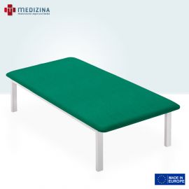 Abb. zeigt die Bobath Liege »Metal L 100« mit 1-tlg. Liegefläche. Ausgestattet mit stabilem Metallgestell, 100 cm Breite und einer niedrigen Liegehöhe von 50 cm.
