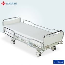 Abb. zeigt Krankenhausbett mit Chromgestell, Wand von Kopf- und Fußende in Weiß. Das Scan Afia ist mit feststellbaren Rollen ausgestattet.