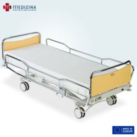 Abb. zeigt Krankenhausbett mit Chromgestell, Wand von Kopf- und Fußende in Hellblau. Das Scan Afia ist mit feststellbaren Rollen ausgestattet.