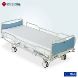 Abb. zeigt Krankenhausbett mit Gestell in Reinweiß, Wand von Kopf- und Fußende in Hellblau. Das Scan Afia ist mit feststellbaren Rollen ausgestattet.
