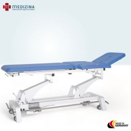 Abb. zeigt Therapieliege Stolzenberg MODEL ONE – Therapie mit 5-tlg. Liegefläche, Rollenhubsystem und elektrischer Höhenverstellung durch Rundumschaltung, Papierrollenhalter am Fußteil. Zusätzlich abklappbare Armteile.