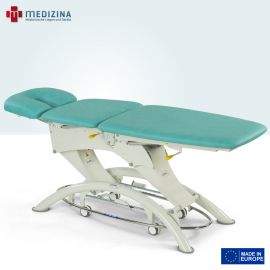 Abb. zeigt Therapieliege Lojer »Capre F3« mit 3-tlg. Liegefläche, elektrischer Höhenverstellung durch Rundumschaltung und Rad-Hebe-System.