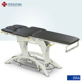 Abb. zeigt Therapieliege Lojer »Capre F5« mit 5-tlg. Liegefläche (seitliche Armlehnen im Mittelteil nicht erhältlich), elektrischer Höhenverstellung durch Rundumschaltung, Papierrollenhalter und Rad-Hebe-System.