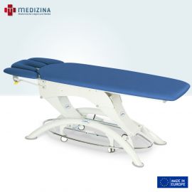 Abb. zeigt Therapieliege Lojer »Capre M4« mit 4-tlg. Liegefläche, elektrischer Höhenverstellung durch Rundumschaltung und Rad-Hebe-System in Polsterfarbe Future Saphir.