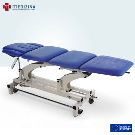 Abb. zeigt die Therapieliege »Sinthesi Plus Double« mit 6. Liegefläche (3-tlg. Kopfteil) inkl. Nasenschlitz, Bein- und Fußteil und zentralem Rollensystem. Ausgestattet mit elektrischer Höhenverstellung per Rundumschaltung und Kopfteilverstellung.