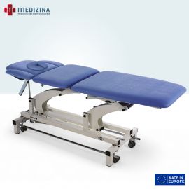 Abb. zeigt die Therapieliege »Sinthesi Plus Single Lux« mit 5-tlg. Liegefläche (3-tlg. Kopfteil) mit Gesichtsschnitt und zentralem Rollensystem. Ausgestattet mit elektrischer Höhenverstellung per Rundumschaltung und Kopfteilverstellung.